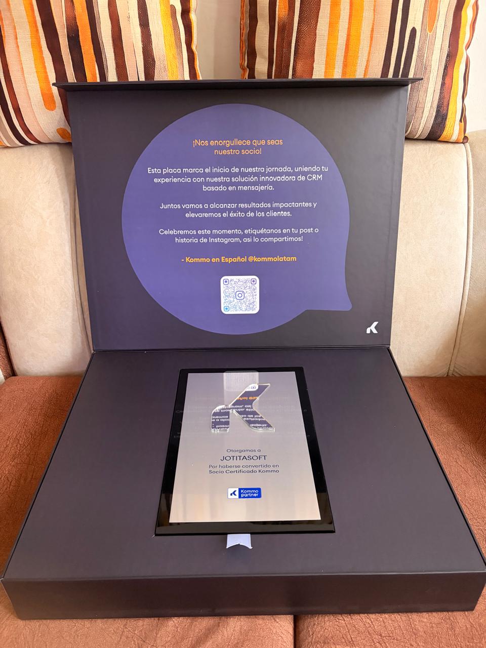 Placa oficial de Kommo otorgada a JOTITASOFT por haberse convertido en Socio Certificado Kommo